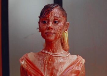 Ариана Гранде заявила, что любит клип на песню «Petal» «всем сердцем», несмотря на то, что он вызвал споры.