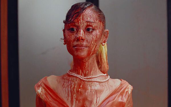 Ариана Гранде заявила, что любит клип на песню «Petal» «всем сердцем», несмотря на то, что он вызвал споры. Ариана Гранде заявила, что любит клип на песню «Petal» «всем сердцем», несмотря на то, что он вызвал споры.