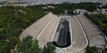 В Афинах впервые за более чем столетие проводится уборка полностью мраморного олимпийского стадиона.