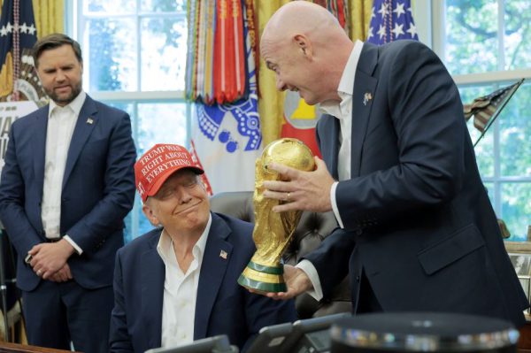 Дональд Трамп вмешался, чтобы поддержать Джанни Инфантино, в то время как президент ФИФА цепляется за власть.