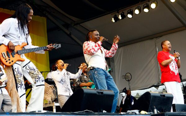 Барабанщик группы Earth, Wind & Fire Джон Пэрис находится в искусственной коме после оказания ему неотложной медицинской помощи.