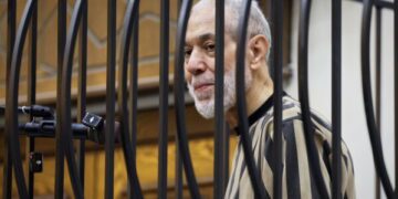 Быстро распространяющийся лесной пожар на фоне переменчивого ветра угрожает городу Рено, штат Невада, вынуждая тысячи людей эвакуироваться.