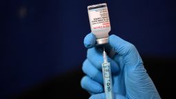 FDA одобрило первую вакцину против гриппа на основе мРНК.