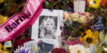 Сотни людей, предположительно, застряли в туннелях гидроэлектростанций, число погибших от наводнения в Непале и Китае превысило 950 человек.