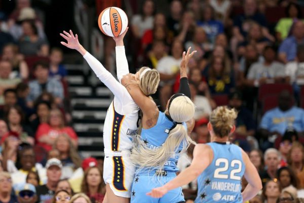 Главный тренер команды Indiana Fever Стефани Уайт резко осудила «сеяние розни, которое пытается захватить нашу лигу».