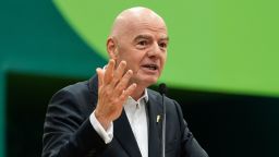 Инфантино извинился за «ошибки», но сохранил поддержку ФИФА на кризисном совещании.