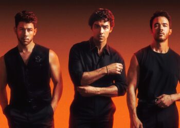 Группа Jonas Brothers снова «зажигает» с новым туром по 45 городам. Группа Jonas Brothers снова «зажигает» с новым туром по 45 городам.