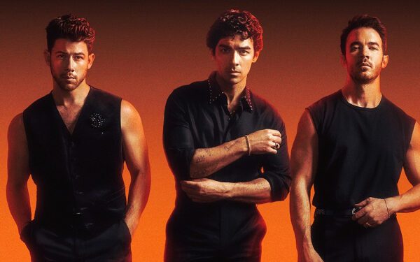 Группа Jonas Brothers снова «зажигает» с новым туром по 45 городам.