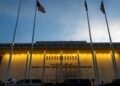 В Центре Кеннеди проголосовали за возвращение имени Трампа на здание и его закрытие на реконструкцию. В Центре Кеннеди проголосовали за возвращение имени Трампа на здание и его закрытие на реконструкцию.