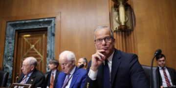 «Мы друг друга ножом пинаем»: противостояние Трампа с лидером республиканцев в Сенате подрывает единство в преддверии промежуточных выборов.