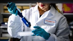 Компании Moderna и Merck заявляют об успешном прохождении масштабных испытаний вакцины против меланомы.