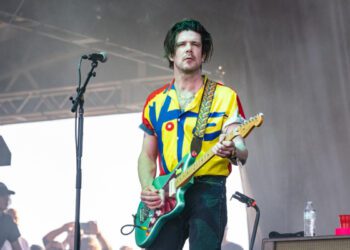 Группа Modest Mouse заменила гитариста Саймона О'Коннора на фоне обвинений. Группа Modest Mouse заменила гитариста Саймона О'Коннора на фоне обвинений.