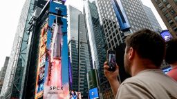 Сегодня открывается торги более чем 900 миллионами акций SpaceX. Вот что нужно знать.