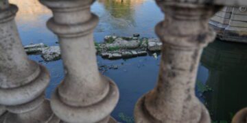 Мост Нерона возвышается над рекой Тибр, в то время как Рим сталкивается с водным кризисом.