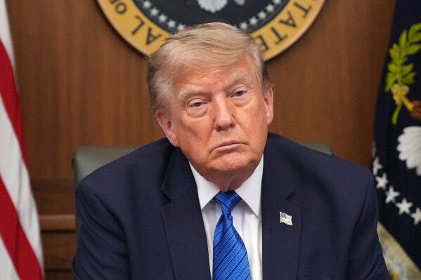Трамп заявил, что новые переговоры — это «последний шанс» для Ирана заключить сделку и избежать эскалации американских ударов.