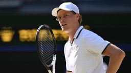Новак Джокович впервые проиграл в первом раунде Открытого чемпионата США, уступив в пяти сетах Мариано Навоне.