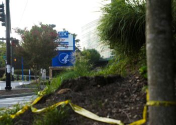 Спустя год после стрельбы сотрудники CDC говорят, что до сих пор чувствуют себя мишенями. Спустя год после стрельбы сотрудники CDC говорят, что до сих пор чувствуют себя мишенями.