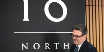 Премьер-министр Онтарио ответил на призыв Трампа к созданию «озера Америка» гигантской вывеской «Озеро Онтарио».