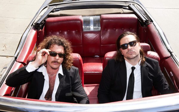 Группа Peking Duk приветствует нас в «раю» своим долгожданным дебютным альбомом. Группа Peking Duk приветствует нас в «раю» своим долгожданным дебютным альбомом.