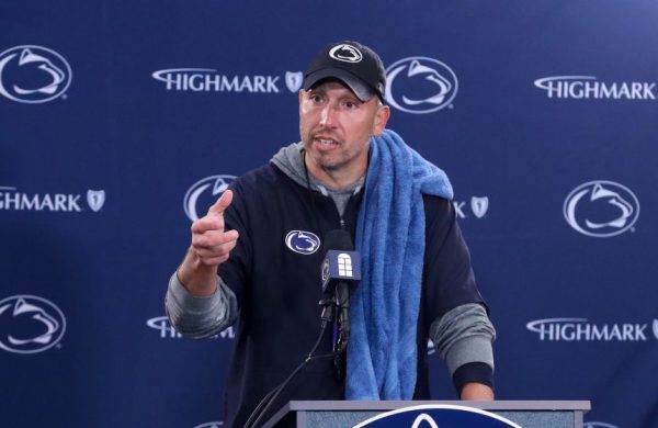 В 2025 году команда Penn State из фаворита на титул превратилась в полный бардак. Новый тренер заново выстраивает команду, чья идентичность кажется очень знакомой.