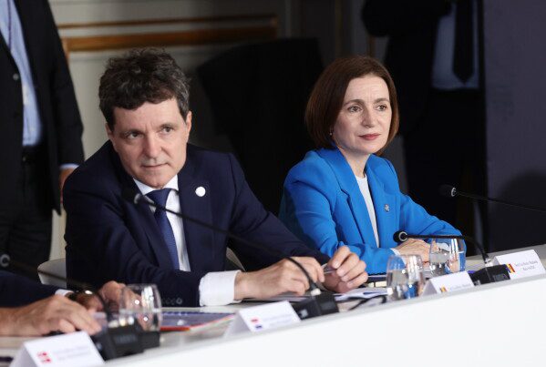 Румыния в спешке затопила 4 баржи на Дунае, чтобы обеспечить работу второго реактора атомной электростанции.