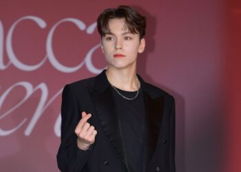 Вернон из группы SEVENTEEN заявляет: «Я вернусь» с новым синглом, одновременно отправляясь на службу в южнокорейскую армию.