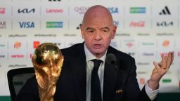 Легенда футбола Фиго заявил, что оказавшийся в затруднительном положении Инфантино «должен уйти», в то время как ФИФА проводит кризисное совещание.