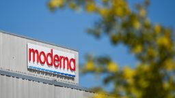 FDA одобрило первую мРНК-вакцину против гриппа для применения у пожилых людей. Вот что нужно знать.