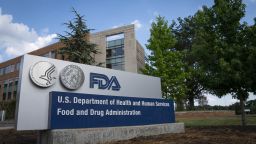 FDA одобрило первую мРНК-вакцину против гриппа для применения у пожилых людей. Вот что нужно знать.