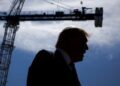 Трамп просит Верховный суд разрешить ему построить бальный зал, ссылаясь на необходимость обеспечения национальной безопасности и архитектурную ценность здания.