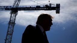 Трамп просит Верховный суд разрешить ему построить бальный зал, ссылаясь на необходимость обеспечения национальной безопасности и архитектурную ценность здания.