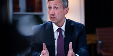 Трамп заявил, что отдаст приказ о прекращении ударов по Ирану после достижения соглашения о прекращении войны.