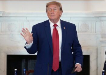 Трамп высмеивает требование Ирана о военных репарациях и другие события на Ближнем Востоке. Трамп высмеивает требование Ирана о военных репарациях и другие события на Ближнем Востоке.