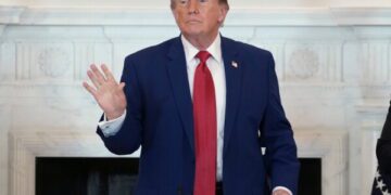Трамп высмеивает требование Ирана о военных репарациях и другие события на Ближнем Востоке.