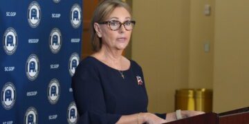 По словам официальных лиц, Трамп пригрозил бомбить Оман, потому что недоволен соглашением страны с Ираном.