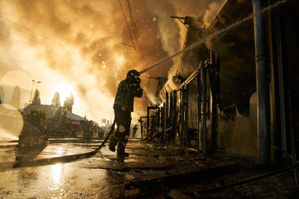 Украина нанесла один из крупнейших воздушных ударов за всю войну, в результате чего в России погибли по меньшей мере 6 человек.