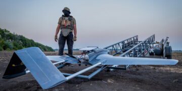 В результате удара украинского беспилотника по нефтедобывающему узлу в глубине России погибли 13 человек, сообщили официальные лица.