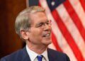 США нанесли удары по иранским ракетным установкам в Ормузском проливе — это первая военная операция за несколько недель. США нанесли удары по иранским ракетным установкам в Ормузском проливе — это первая военная операция за несколько недель.