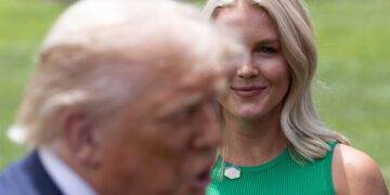 Почему Каролину Ливитт Трампу, возможно, не удастся заменить.