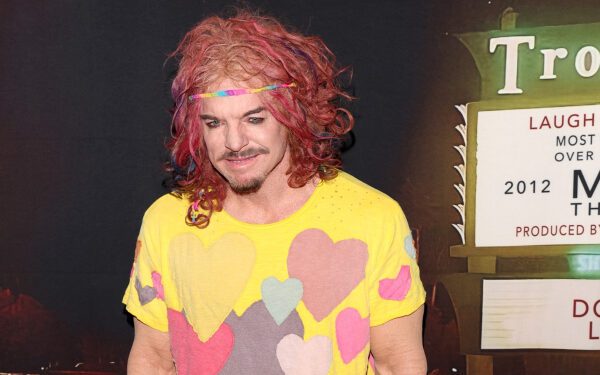Рэпер Carrot Top госпитализирован после сообщения о попытке самоубийства, отменил выступления на выходных. Рэпер Carrot Top госпитализирован после сообщения о попытке самоубийства, отменил выступления на выходных.