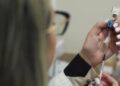 Вакцинация от COVID-19 отложена примерно для половины американских детей, поскольку доступ к ним через федеральную программу приостановлен.