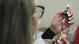 Вакцинация от COVID-19 отложена примерно для половины американских детей, поскольку доступ к ним через федеральную программу приостановлен.