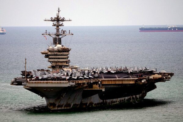 Экипаж авианосца USS Abraham Lincoln отдыхает в Таиланде после долгих месяцев в море.