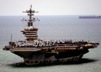 Экипаж авианосца USS Abraham Lincoln отдыхает в Таиланде после долгих месяцев в море. Экипаж авианосца USS Abraham Lincoln отдыхает в Таиланде после долгих месяцев в море.