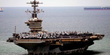 Экипаж авианосца USS Abraham Lincoln отдыхает в Таиланде после долгих месяцев в море.