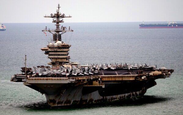 Экипаж авианосца USS Abraham Lincoln отдыхает в Таиланде после долгих месяцев в море. Экипаж авианосца USS Abraham Lincoln отдыхает в Таиланде после долгих месяцев в море.