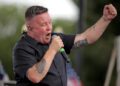 Кен Кейси из Dropkick Murphys раскритиковал Эда Ширана за его отношение к Маклемору: «Это неправильно».