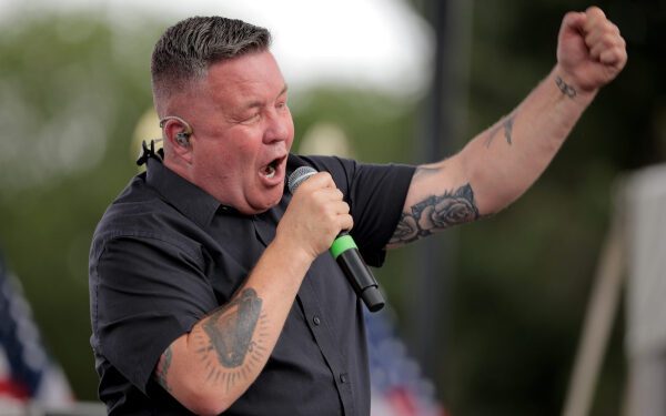 Кен Кейси из Dropkick Murphys раскритиковал Эда Ширана за его отношение к Маклемору: «Это неправильно». Кен Кейси из Dropkick Murphys раскритиковал Эда Ширана за его отношение к Маклемору: «Это неправильно».