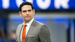 Бывший аналитик Fox Sports Марк Санчес планирует признать себя виновным по обвинениям, связанным с дракой возле отеля. Бывший аналитик Fox Sports Марк Санчес планирует признать себя виновным по обвинениям, связанным с дракой возле отеля.