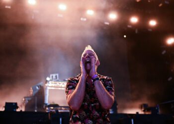 Fatboy Slim произвел фурор на своем дебюте в Рио, заявив, что пребывание в Бразилии — это «как встреча с семьей, о существовании которой ты даже не подозревал».